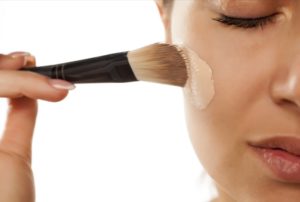 Frau mit Makeup Brush